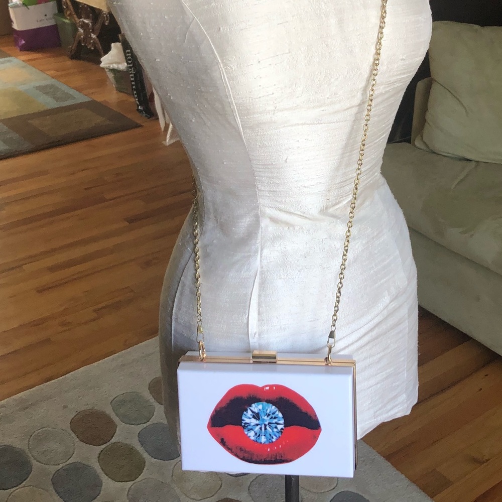 Diamond lip crossbody